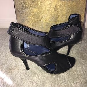 Tahari Shoes